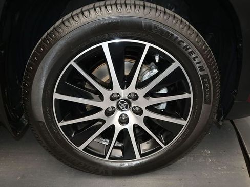 Used 2018 Toyota Highlander SE image 19