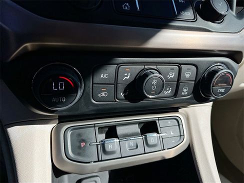 Used 2022 GMC Acadia Denali w/ Denali Ultimate Package image 15