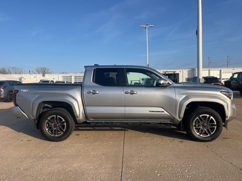 Used 2024 Toyota Tacoma TRD Sport image 2