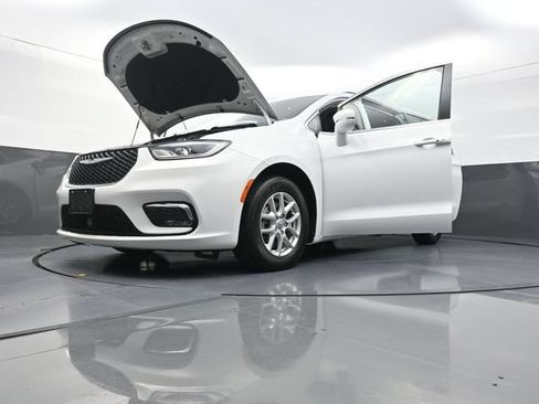 Used 2022 Chrysler Pacifica Touring-L FWD image 33