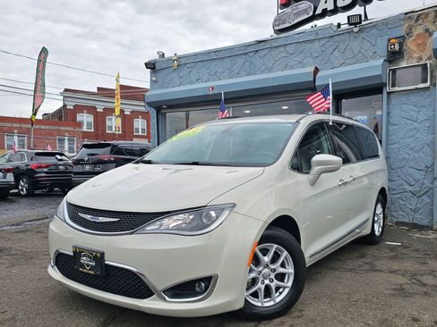 Used 2020 Chrysler Pacifica Touring-L image 4