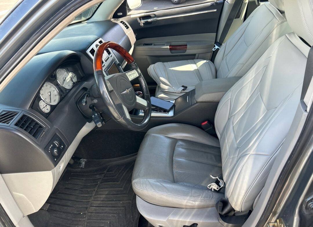 Used 2006 Chrysler 300 C w/ Navigation & Sound Group II RWD image 10