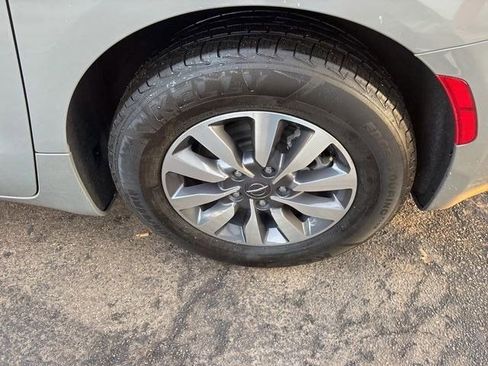 Used 2022 Chrysler Pacifica Touring-L image 44