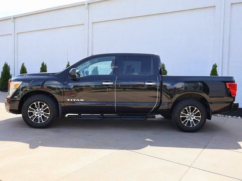 Used 2021 Nissan Titan SV w/ SV Convenience Package RWD image 3