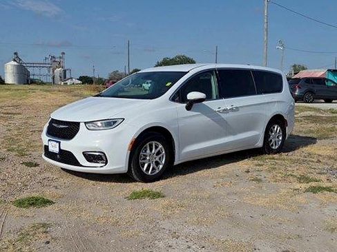 Used 2023 Chrysler Pacifica Touring-L FWD image 4