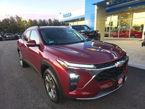 Used 2025 Chevrolet Trax LT image 1