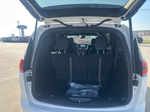 New 2026 Chrysler Pacifica Select image 10
