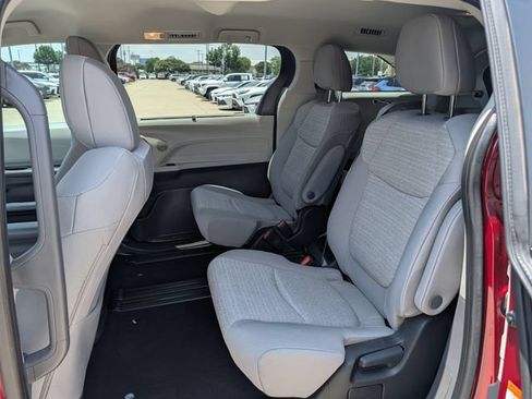 Used 2023 Toyota Sienna LE FWD image 26