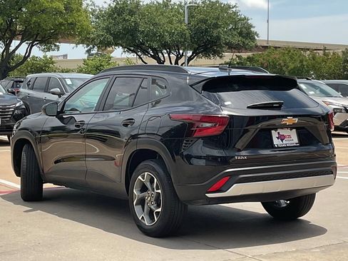 Used 2025 Chevrolet Trax LT w/ LT Convenience Package FWD image 6