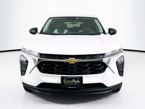 Used 2024 Chevrolet Trax LS FWD image 2