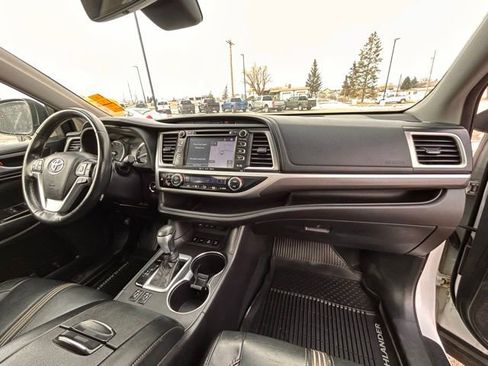 Used 2018 Toyota Highlander SE image 32