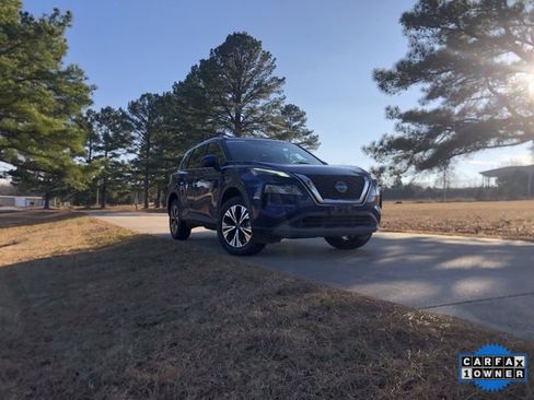 Used 2023 Nissan Rogue SV image 2