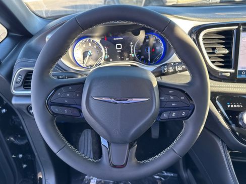 New 2026 Chrysler Pacifica Limited image 15