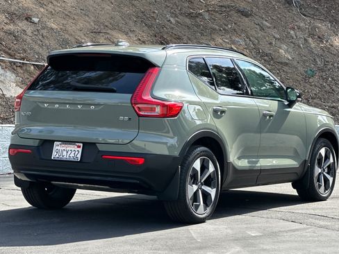 Certified 2025 Volvo XC40 B5 Plus AWD/4WD image 4