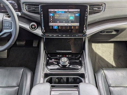 Used 2023 Jeep Wagoneer Base w/ Premium Group I image 7