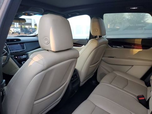 Used 2018 Cadillac XT5 Luxury w/ Driver Awareness Package image 9