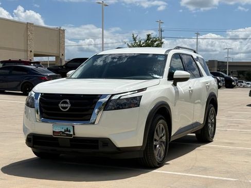 Used 2024 Nissan Pathfinder SV FWD image 8