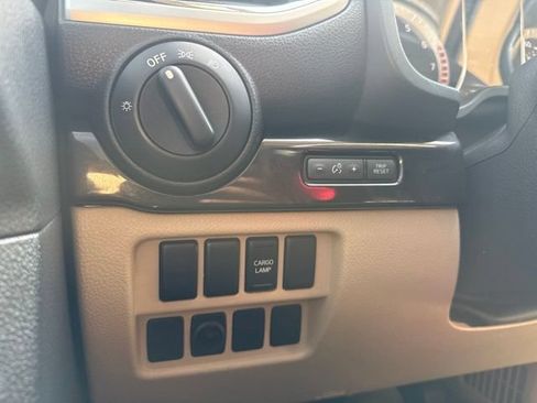 Used 2018 Nissan Titan SV AWD/4WD image 25