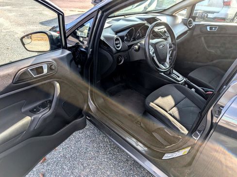 Used 2015 Ford Fiesta SE image 9