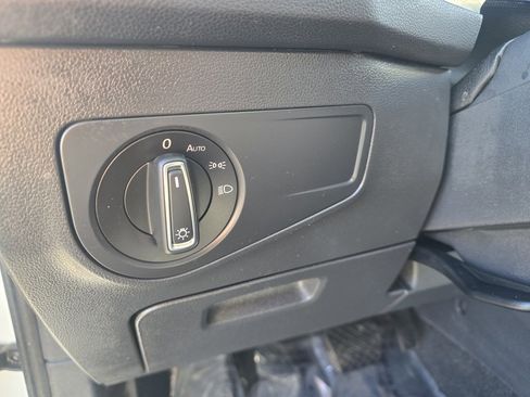 Used 2024 Volkswagen Tiguan SE image 17