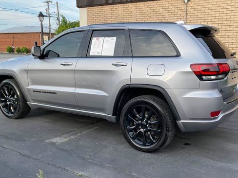Used 2017 Jeep Grand Cherokee Altitude RWD image 3