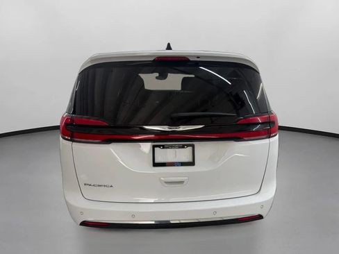 Used 2024 Chrysler Pacifica Touring-L FWD image 8