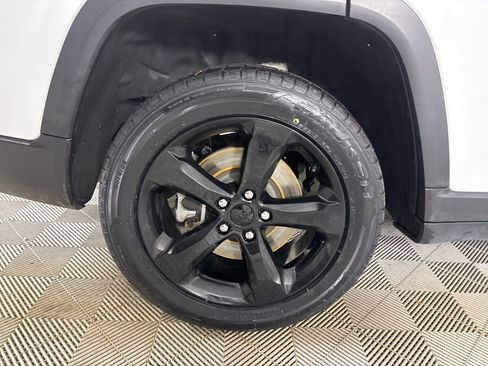 Used 2023 Jeep Grand Cherokee L Laredo image 35