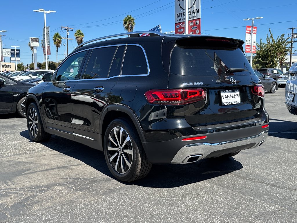 Used 2023 Mercedes-Benz GLB 250 4MATIC w/ Premium Package image 4