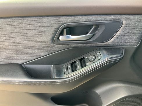 Used 2023 Nissan Rogue SV image 12