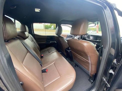 Used 2016 Toyota Tacoma Limited image 12