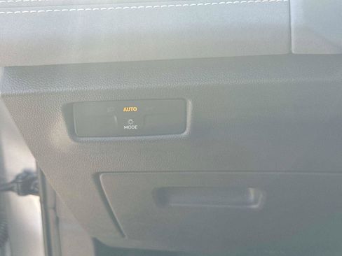 New 2025 Volkswagen Tiguan SE image 24