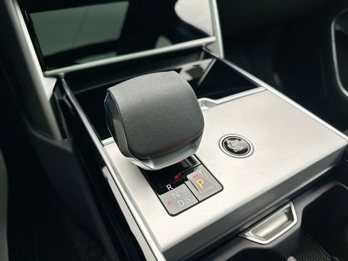 Certified 2025 Land Rover Range Rover SE AWD/4WD image 10