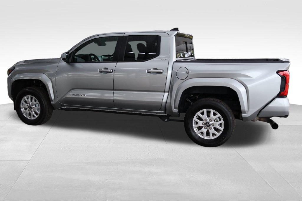 Certified 2025 Toyota Tacoma SR5 AWD/4WD image 13