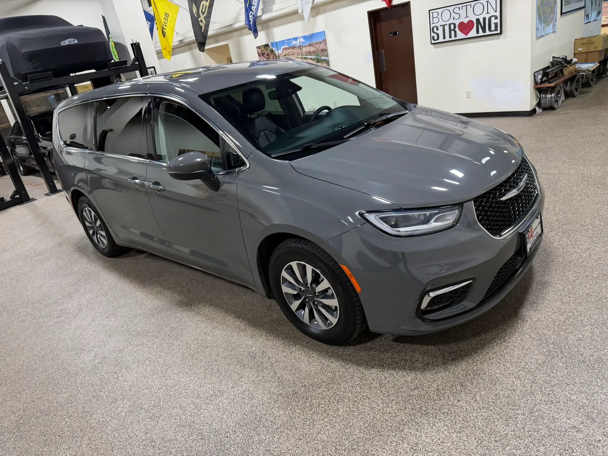 Used 2023 Chrysler Pacifica Touring-L FWD image 13