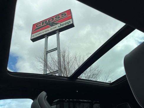 Used 2023 Jeep Grand Cherokee Summit image 3