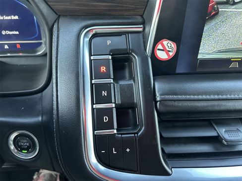 Used 2024 Chevrolet Suburban LT image 17