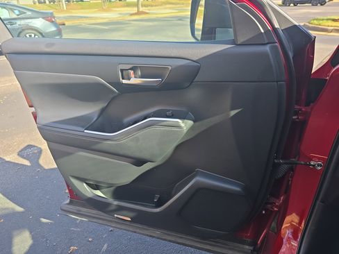 Used 2023 Toyota Highlander XLE image 28