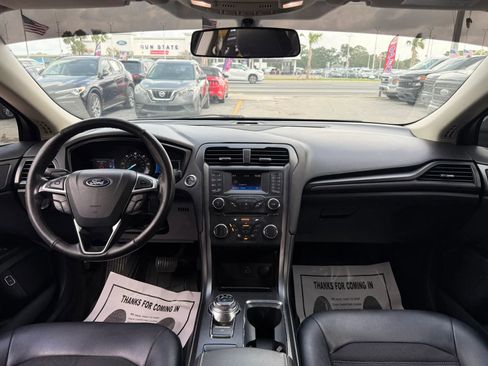 Used 2018 Ford Fusion SE w/ Equipment Group 601A FWD image 9