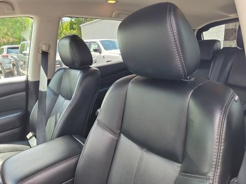 Used 2016 Nissan Pathfinder SL w/ SL Tech Package FWD image 19