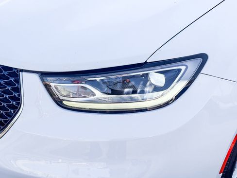 Used 2023 Chrysler Pacifica Touring-L image 9