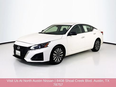 Used 2025 Nissan Altima 2.5 SV FWD image 3