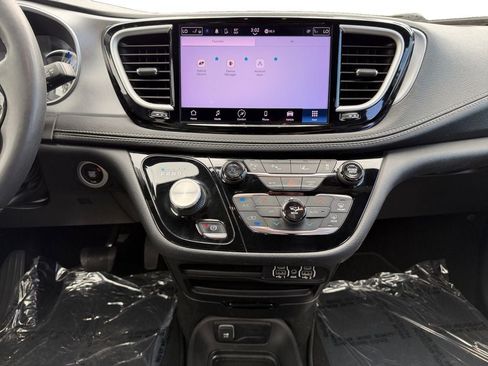 Used 2023 Chrysler Pacifica Touring-L w/ S Appearance Package FWD image 12