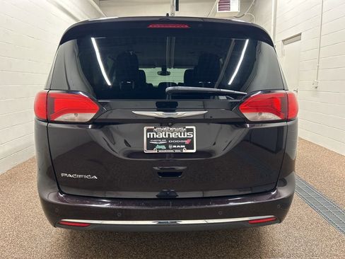 Used 2017 Chrysler Pacifica Touring-L FWD image 3