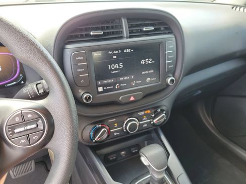 Used 2025 Kia Soul LX w/ LX Technology Package FWD image 21