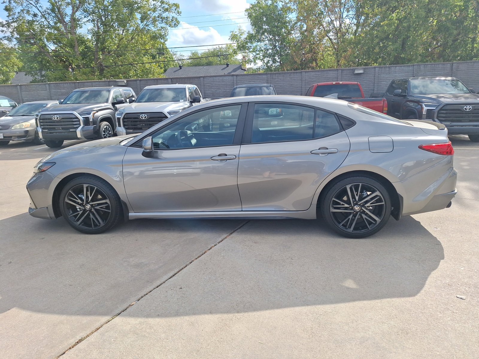Used 2025 Toyota Camry XSE FWD image 3