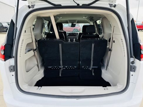 Used 2023 Chrysler Pacifica Touring-L image 29