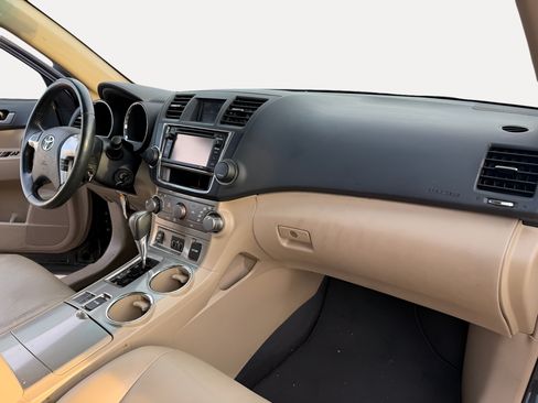 Used 2013 Toyota Highlander SE FWD image 2