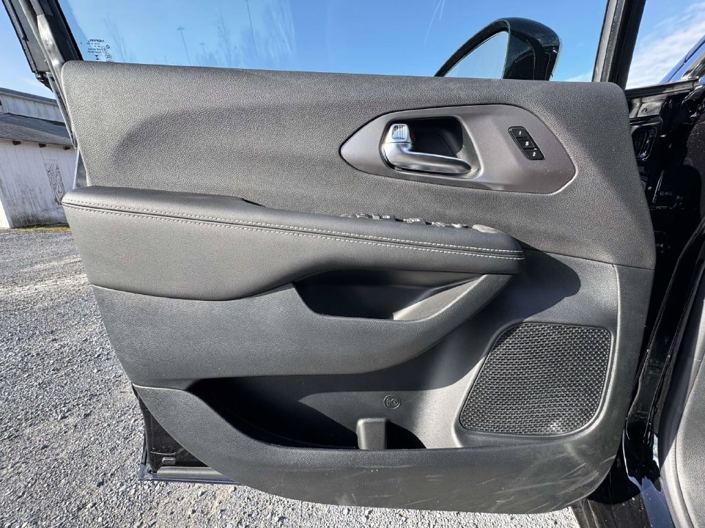 New 2026 Chrysler Pacifica Select FWD image 25