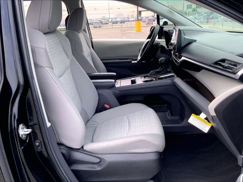 Used 2024 Toyota Sienna LE FWD image 9