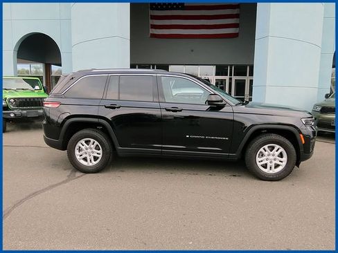 Used 2023 Jeep Grand Cherokee Laredo AWD/4WD image 2